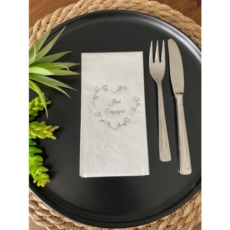 Gümüş Yaldızlı Beyaz Kalp Çelenk Just Engaged Peçete 16 Adet