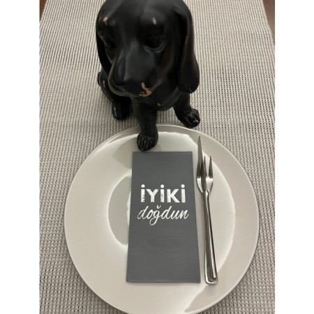 Gümüş Yaldızlı Gri İyi Ki Doğdun Baskılı Garson Katlama Peçete 16 Adet