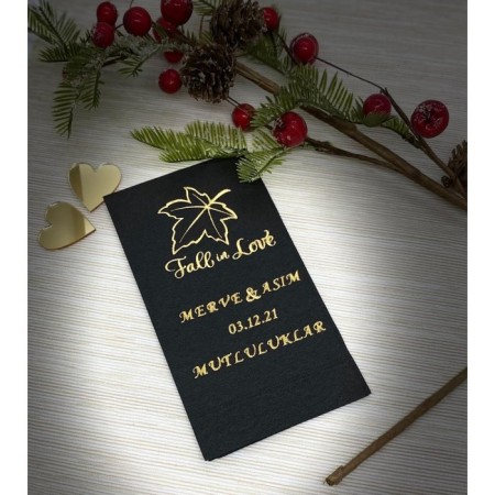 Kişiye Özel Siyah Üzeri Gold Yaldızlı Fall In Love Baskılı Peçete 50 Adet